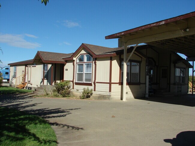 Building Photo - 4 Bedroom in Arboga! Available Now!