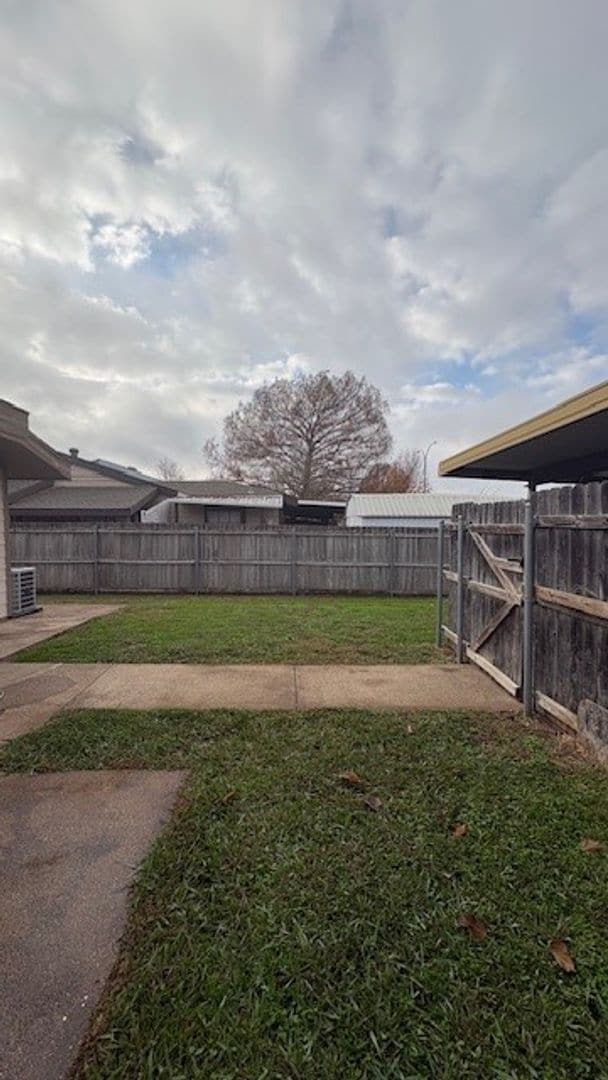 Building Photo - Cozy 2 Bed 1 Bath Duplex Property!