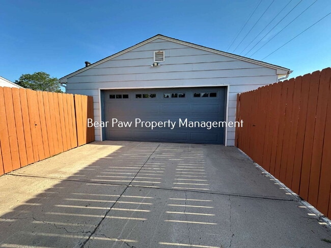 Building Photo - 1001 S Zuni St