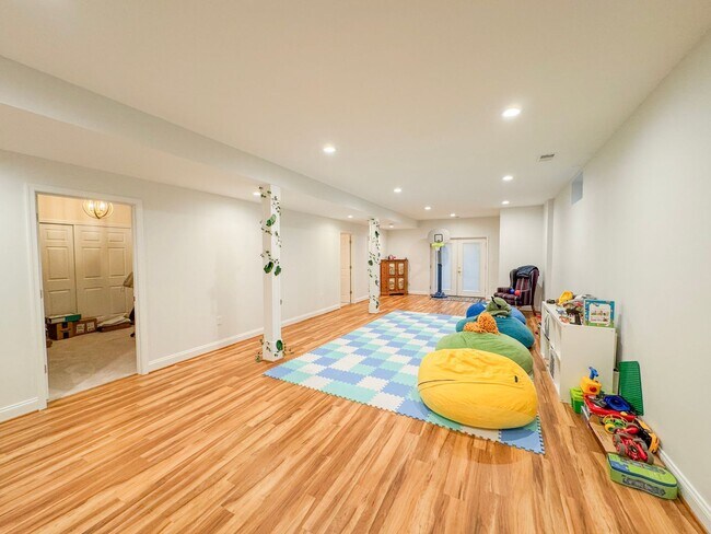 Building Photo - Lavish 4 Bed 3.5 Bath Home With Sunroom & Large Recreation Room In Desired South Riding