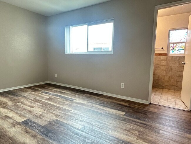 Building Photo - $$ HALF 1/2 OFF First Months RENT !!!!!! 2 bed - 2 bath unit Ready to rent!