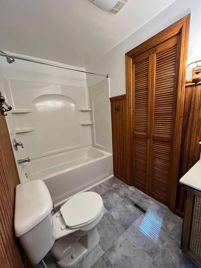 Building Photo - Cozy Cottage Like Property