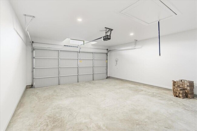 Building Photo - 154 Blackborrow Dr