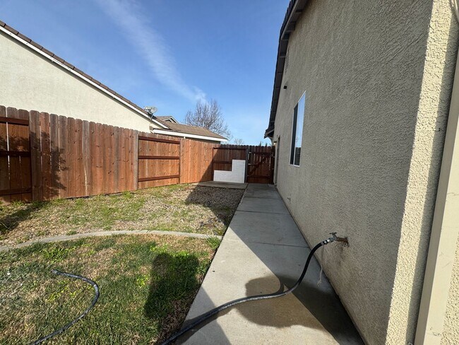 Building Photo - Located in a great neighborhood, Spacious 3-bedroom, 2-bath home with 2-car garage