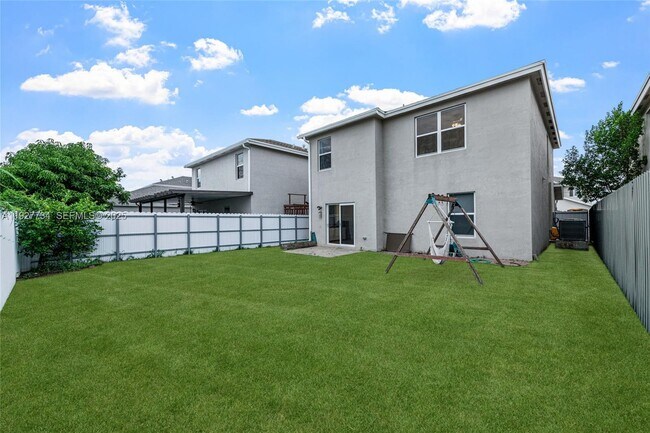 Building Photo - 525 NE 6th Pl