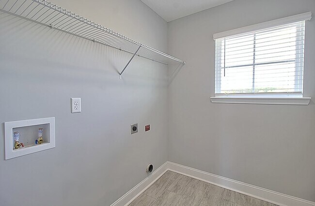 Building Photo - 566 Burke Dr