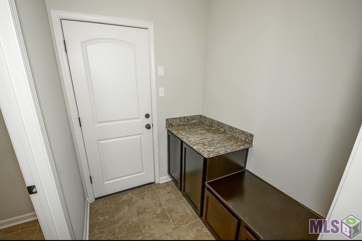 Building Photo - 657 Northbrook Dr