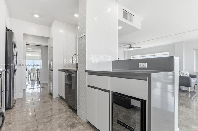 Building Photo - 340 Sunset Dr