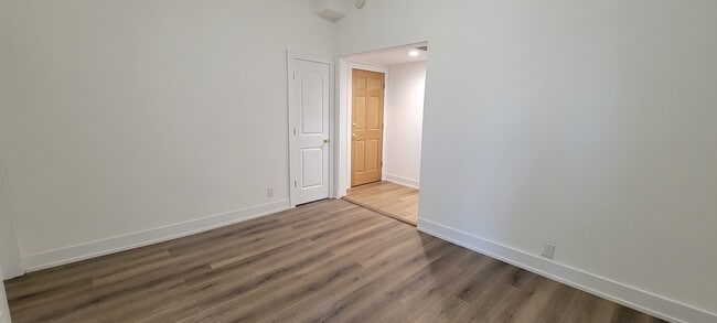 Building Photo - 3207 N Wilton Ave