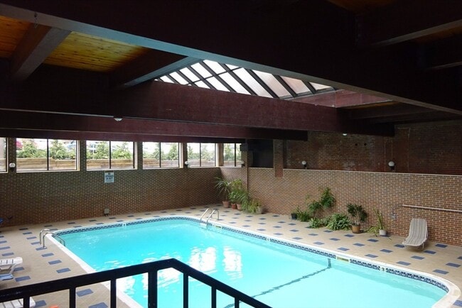 Building Photo - 48 Forest St