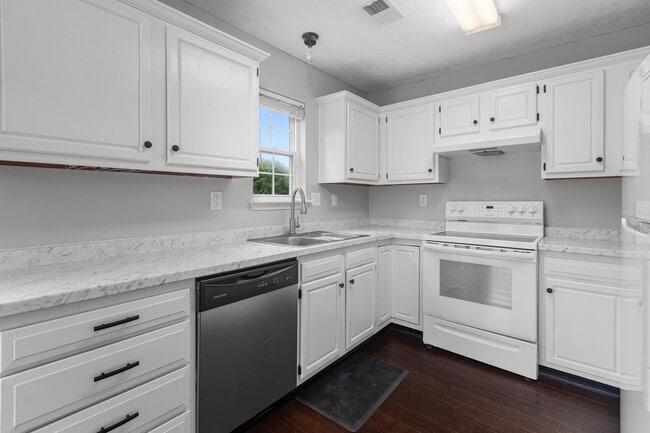 Building Photo - 364 Forest Hill Dr