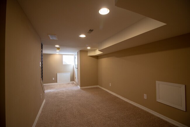 Building Photo - ???Newly Updated, MODERN 2 Bedroom in booming Brewerytown