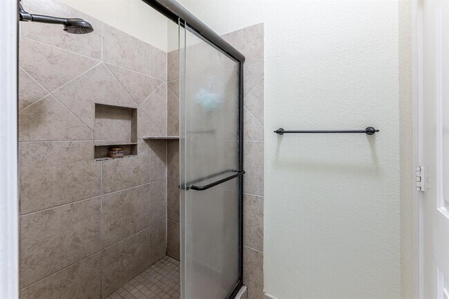 Building Photo - 422 River Oaks Dr