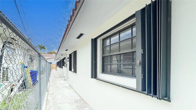 Building Photo - 2615 SW 32nd Ct