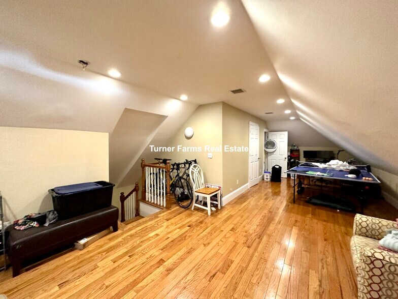 Building Photo - 44 Hillside St