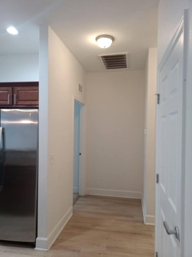 Building Photo - Spacious 4-Bedroom 2 Bathroom Apartment fo...