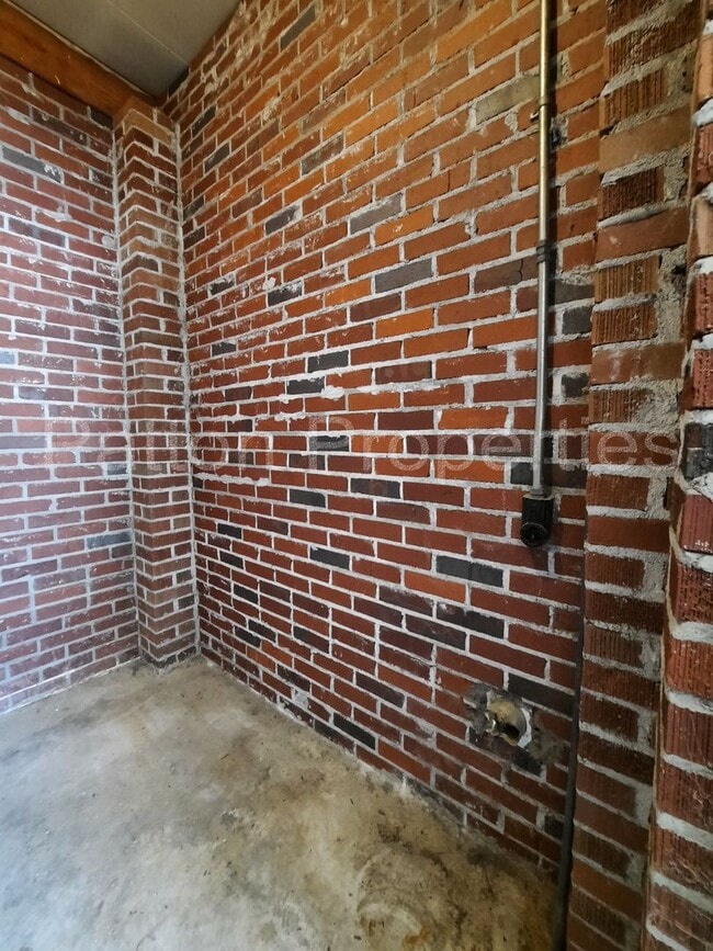 Building Photo - College Place Home