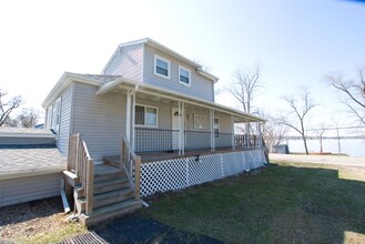 Building Photo - 1805 E Lake Dr