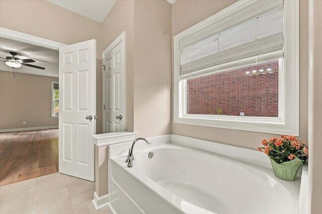 Building Photo - 1414 Chantilly Ln