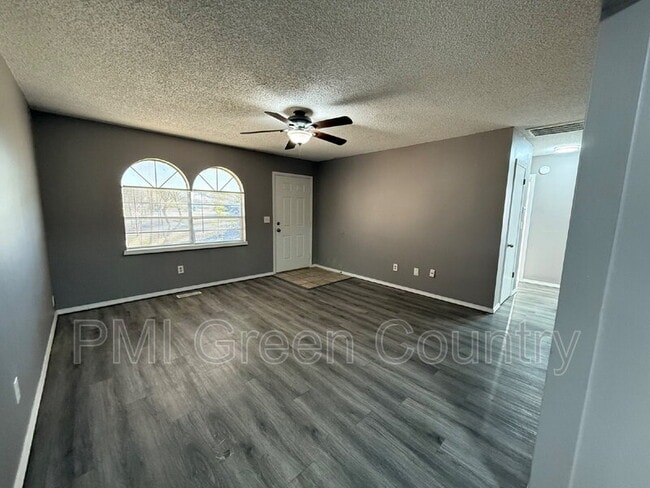 Building Photo - 306 E 3rd St