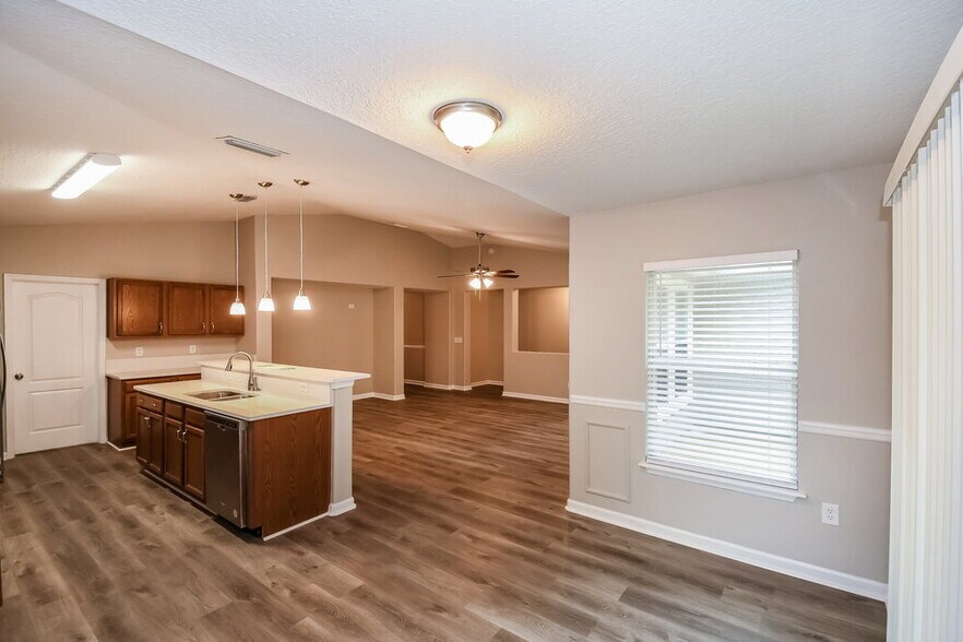 Building Photo - 392 Bostwick Cir