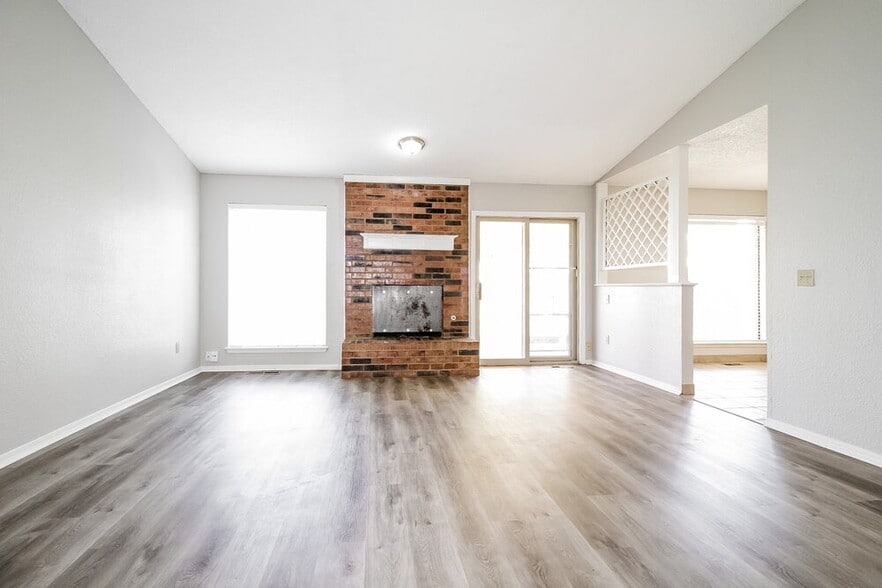 Building Photo - 1353 Oswego Dr