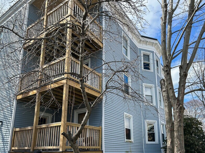 Building Photo - 620 River St