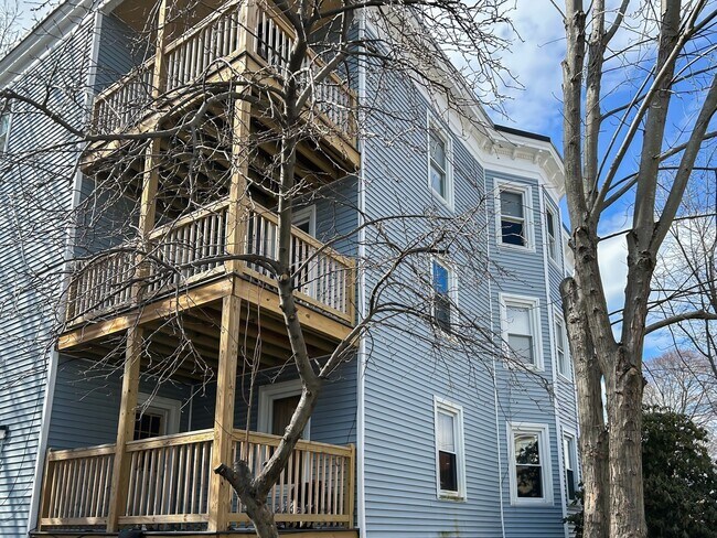 Building Photo - 620 River St