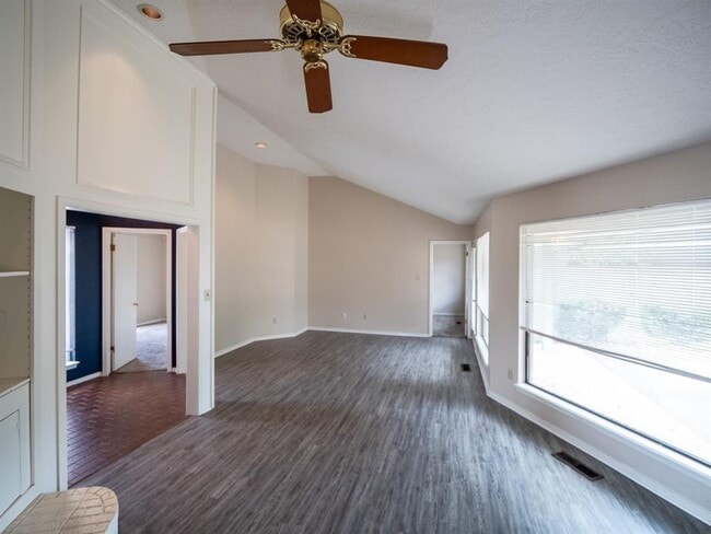 Building Photo - 3201 Creekwood Ct