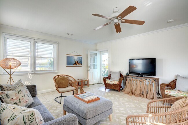 Building Photo - Off Season Coastal Cottage September 2026 through Mid February 2027- Fully Furnished- 3 Month Min...
