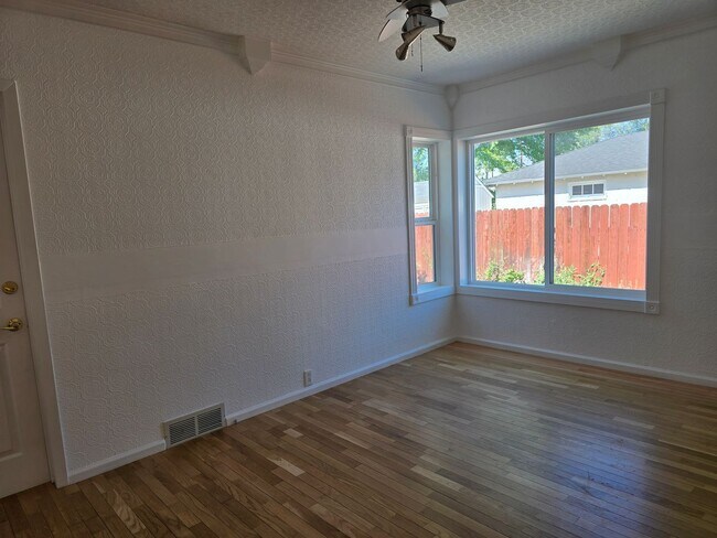 Building Photo - 652 Arbutus St
