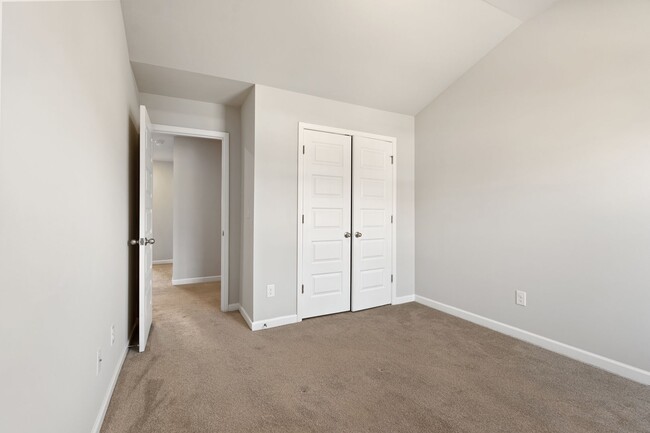 Building Photo - 3 BEDROOM TOWNHOME IN OAKWOOD!