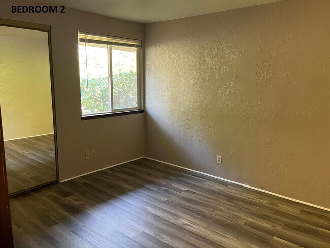 Building Photo - LOO Duplex