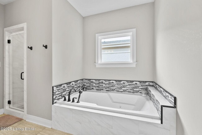 Building Photo - 10910 Kings Crown Dr
