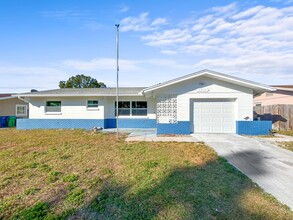 Building Photo - Beautifully Renovated 2BR/2BA with bonus room New Hurricane Windows + Backyard