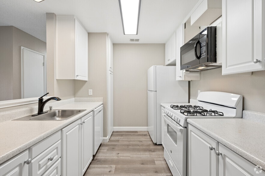 2BR, 1BA - 980SF - Kitchen - Parkview Apartments