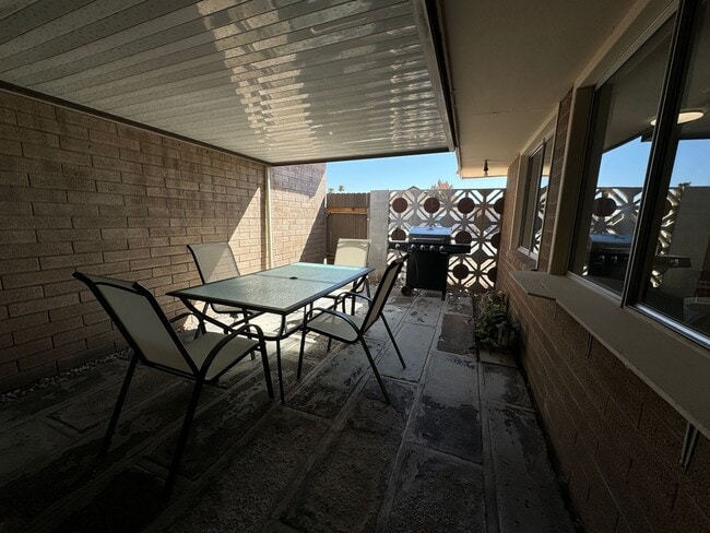 Building Photo - 3 Bedroom Furnished Home with UTILITIES INCLUDED with Courtyard Near the Colorado River 3-12 mont...