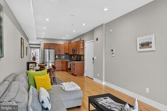 Building Photo - 816 Kennedy St NW