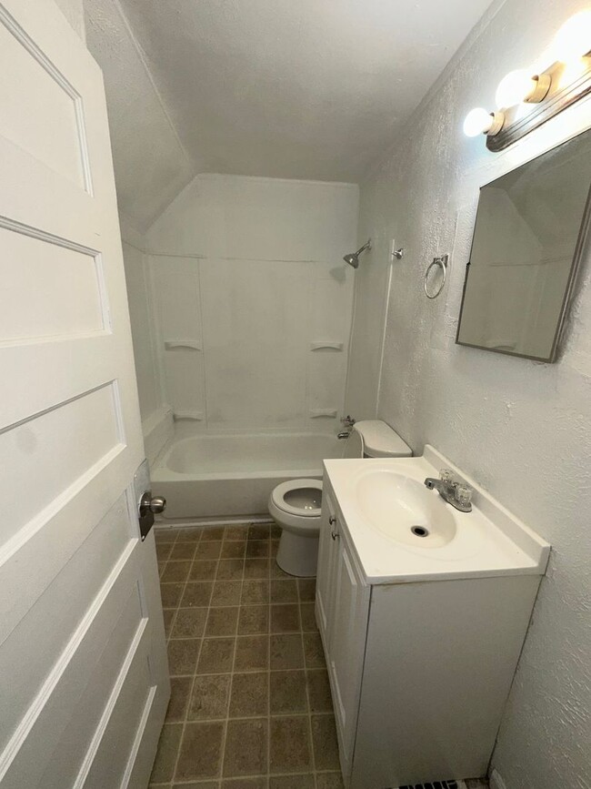 Building Photo - 4 bedroom