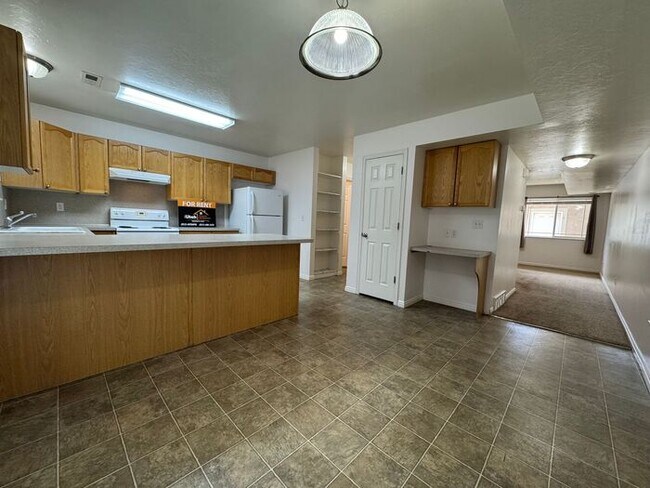 Building Photo - 3 bedroom 2.5 Bath Townhouse-Small Dogs Allowed