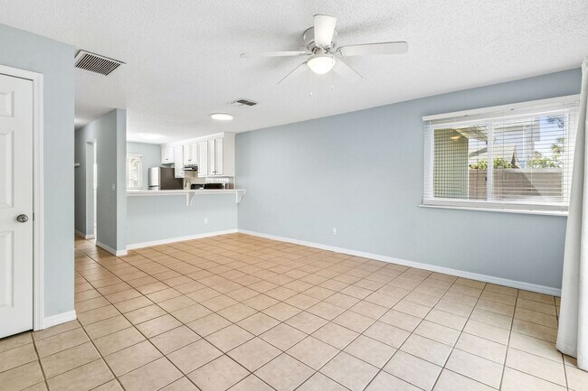 Building Photo - Adorable Beach Townhouse Close to Downtown