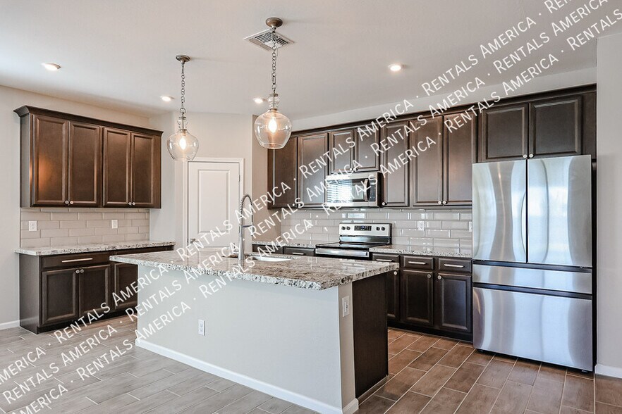 Building Photo - 17817 W Country Club Terrace