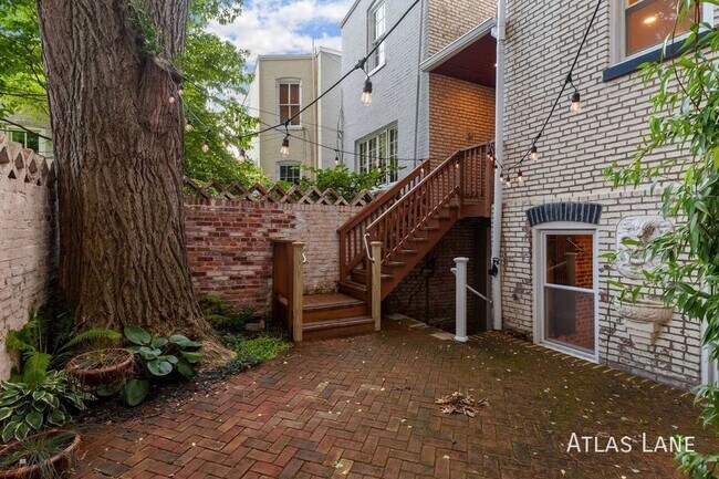 Building Photo - Professionally Managed & Recently Renovate...