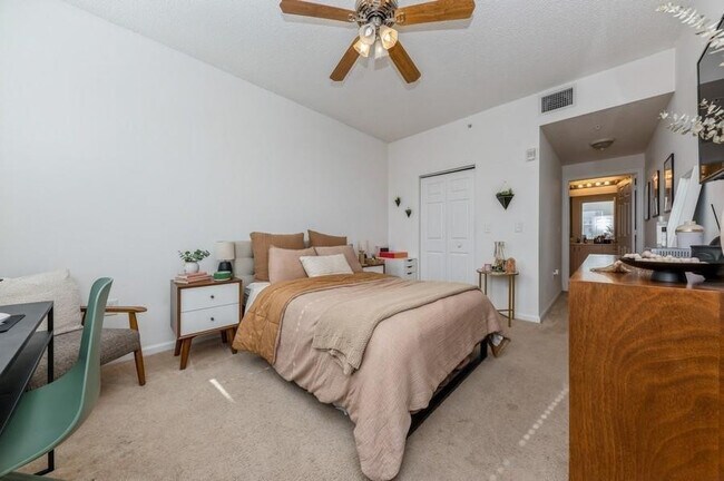 Building Photo - 533 NE 3rd Ave