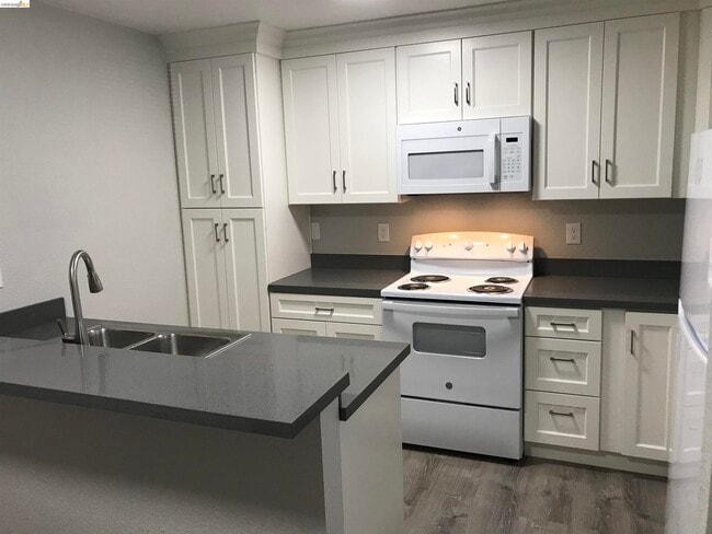 Building Photo - 1210 Sycamore Dr