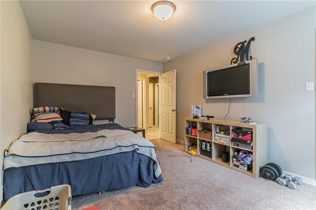 Building Photo - 2313 Village View Loop