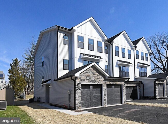 Building Photo - 51 E Clymer Ave