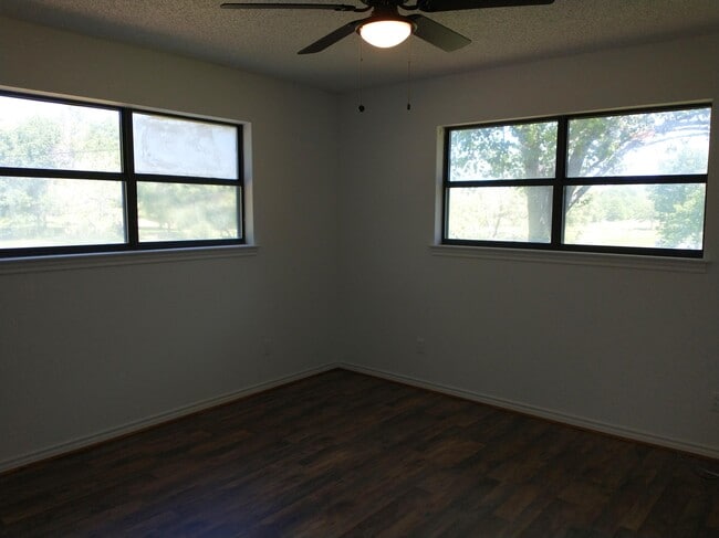 Building Photo - 606 Hillcrest Cir