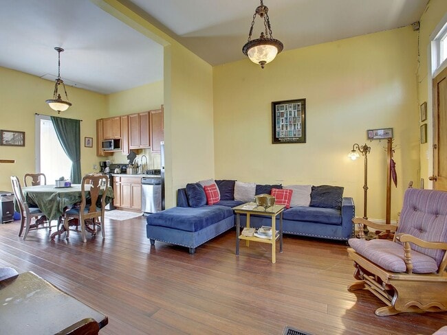 Building Photo - 617 Lyons St