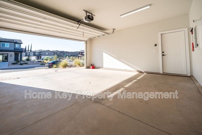 Building Photo - 3915 Razor Dr